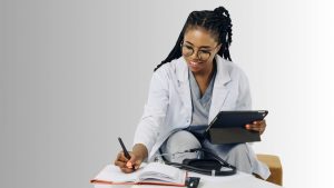 lääkäri tekemässä muistiinpanoja